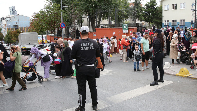 KÜÇÜKÇEKMECE ZABITASINDAN OKUL ÖNLERİNDE DENETİM