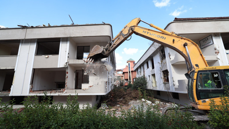 Bakırköy'de Riskli Binaların Yıkımına Başlandı