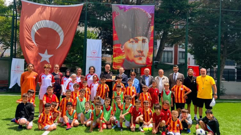 Turgut İnan’dan Şampiyonlara Plaket