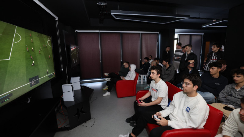 KÜÇÜKÇEKMECE’DE CUMHURİYET BAYRAMI’NA ÖZEL FC26 PLAYSTATİON TURNUVASI DÜZENLENDİ