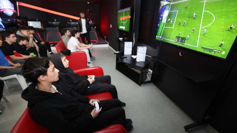 Küçükçekmece Belediyesi'nden Gençlere Dijital Spor Desteği