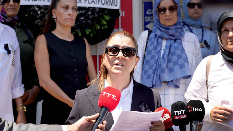 Kadın Emekçileri Platformu’ndan CHP’ye siyah çelenk: “Kadına şiddete sessiz kalınamaz”